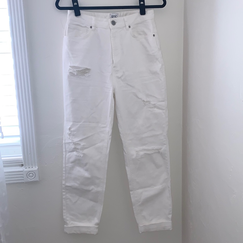 UO BDG “Mom” Jeans in White (Size 28)